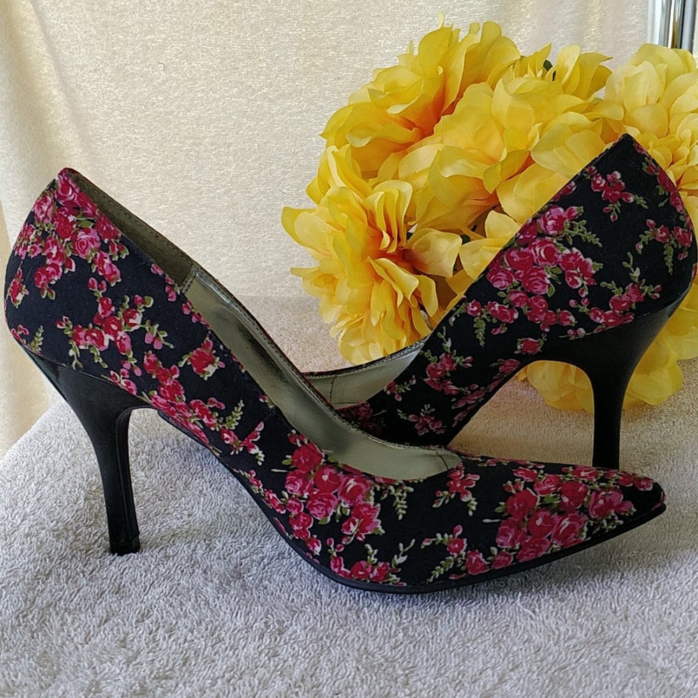 Floral Pointed Toe Pumps - Picture 2 of 7